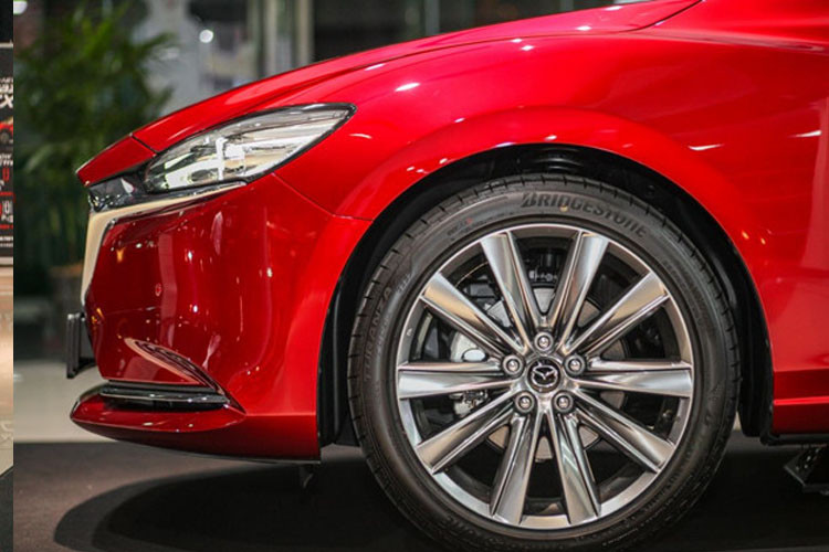 Bộ vành đúc kích thước 17 inch cho đến 19 inch tùy từng phiên bản.