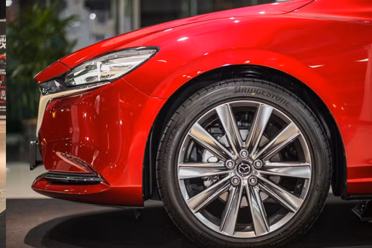 Bộ vành đúc kích thước 17 inch cho đến 19 inch tùy từng phiên bản.