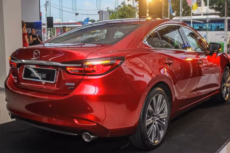 Với chiếc sedan hạng D này, Mazda đã sử dụng công nghệ LED triệt để . Hệ thống đèn pha được ứng dụng công nghệ LED thích ứng hiện đại trong khi đèn hậu cũng được thay đổi nhẹ với công nghệ này.