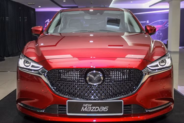 Mẫu xe sedan Mazda6 2018 bản nâng cấp sở hữu thiết kế nổi bật cùng hàng loạt tính năng hiện đại mới vừa được chính thức giới thiệu tại thị trường Malaysia và được dự đoán sẽ về Việt Nam trong thời gian tới.