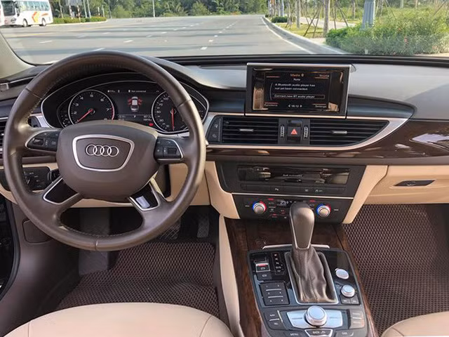 Nội thất với vô-lăng 4 chấu bọc da, đa chức năng. Ghế lái chỉnh điện chỉnh điện 10 hướng có chức năng ghi nhớ vị trí.