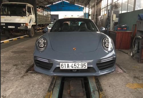 Chiếc xe này hiện đã được chủ nhân hoàn thành thủ tục đăng kiểm làm biển số. Sau khi hoàn tất chiếc xe được định giá khủng lên đến 13,82 tỷ đồng.