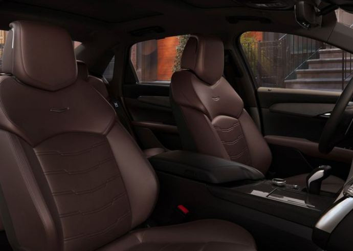 Nội thất hiện đại. CT6 V-Sport phiên bản 2019 sở hữu một loạt các công nghệ cập nhật mới, có thể kể đến như hệ thống thông tin giải trí mới với màn hình 10 inch 1080p hứa hẹn đem đến cho người dùng trải nghiệm giống như đang sử dụng điện thoại thông minh.