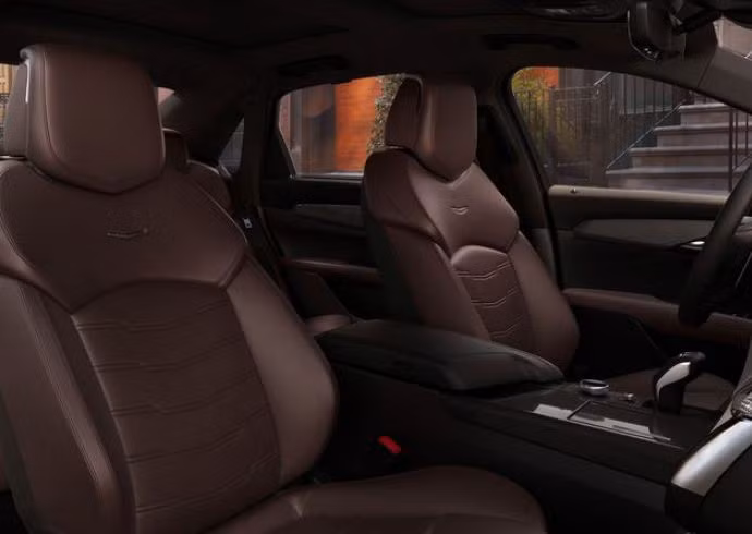 Nội thất hiện đại. CT6 V-Sport phiên bản 2019 sở hữu một loạt các công nghệ cập nhật mới, có thể kể đến như hệ thống thông tin giải trí mới với màn hình 10 inch 1080p hứa hẹn đem đến cho người dùng trải nghiệm giống như đang sử dụng điện thoại thông minh.