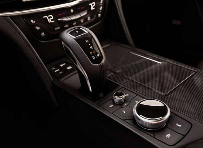 Động cơ V8 mới được ghép cặp với một hộp số tự động 10 cấp và hệ dẫn động 4 bánh toàn thời gian. Khung gầm của Cadillac CT6 V-Sport mới đi kèm với khóa vi sai chống trượt cơ học phía sau và hệ thống treo Magnetic Ride Control được chế tạo đặc biệt.