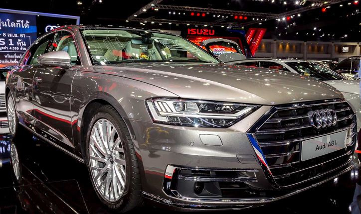 A8L 2018 sở hữu ngôn ngữ thiết kế mới, sẽ áp dụng cho gần như tất cả sản phẩm trong tương lai. Thiết kế này được cho là chịu nhiều ảnh hưởng từ mẫu xe concept có tên Prologue 2014.