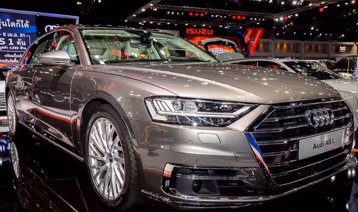 A8L 2018 sở hữu ngôn ngữ thiết kế mới, sẽ áp dụng cho gần như tất cả sản phẩm trong tương lai. Thiết kế này được cho là chịu nhiều ảnh hưởng từ mẫu xe concept có tên Prologue 2014.