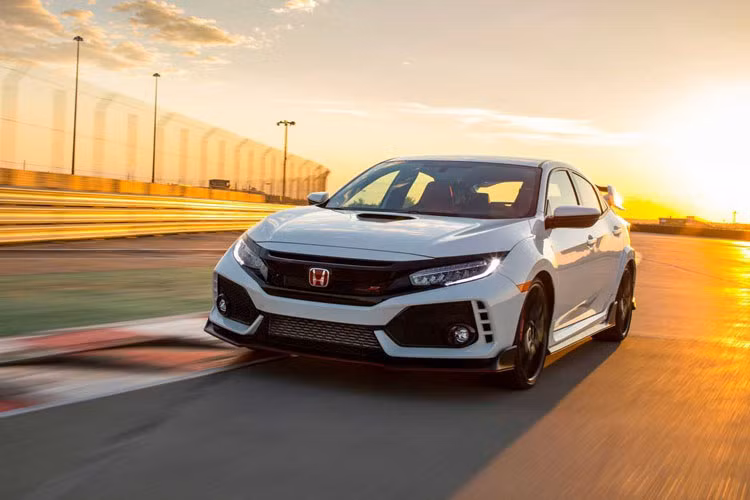Ở mẫu xe Civic Type R 2019 phiên bản mạnh nhất này, nhà sản xuất xe Honda bổ sung thêm phối màu xám ngọc trai Sonic Gray Pearl mới nhằm thu hút người mua.