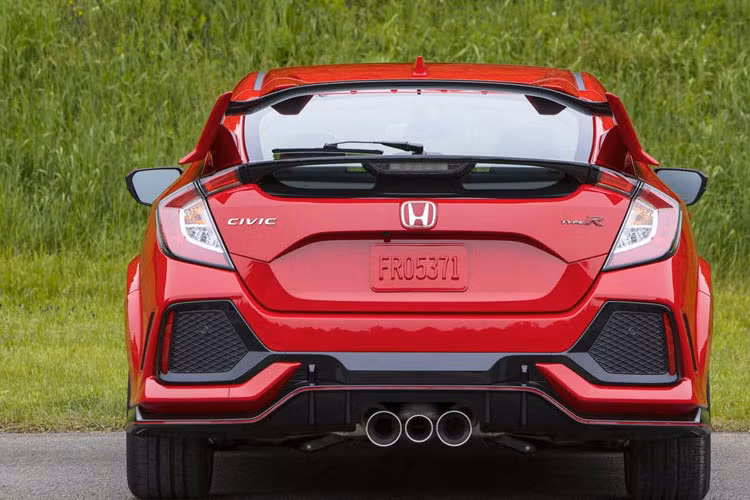 Đáng chú ý nhất là ở đuôi xe, xe được trang bị cánh gió cỡ lớn, hệ thống ống xả thể thao và cản va mới.