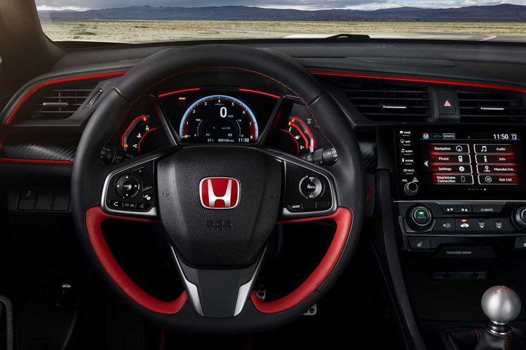 Xe còn có một số điểm nhấn bằng carbon và viền đỏ cho cái nhìn thể thao hơn.