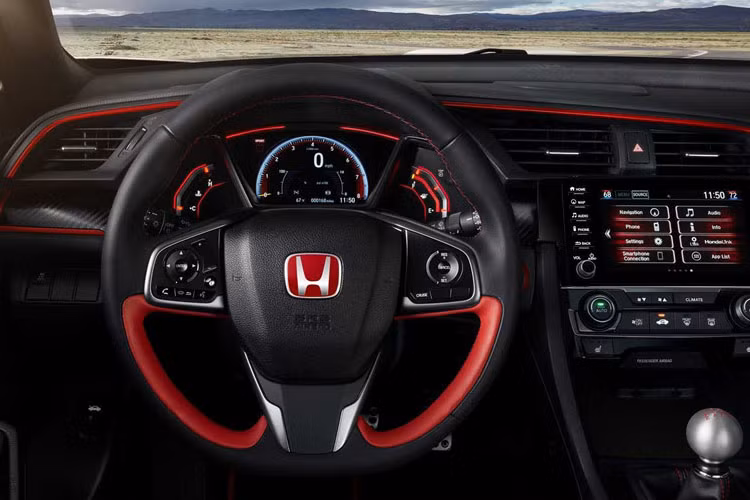 Xe còn có một số điểm nhấn bằng carbon và viền đỏ cho cái nhìn thể thao hơn.