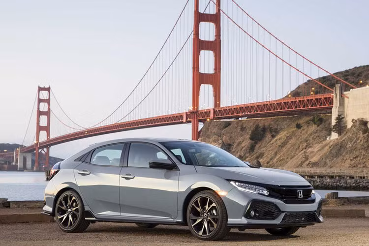 Xe sở hữu bộ vành thể thao và hệ thống phanh hiệu suất cao của Brembo.