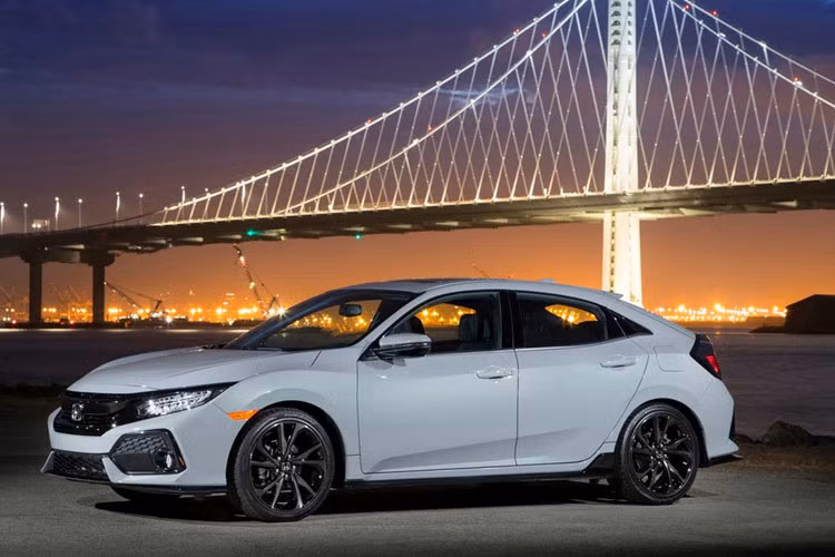 Xe vẫn có hệ thống chiếu sáng công nghệ LED thích ứng. Hốc gió cỡ lớn trên cản va và cánh lướt gió trước và một hốc hút gió trên nắp ca-pô làm tăng khả năng giải nhiệt cho động cơ