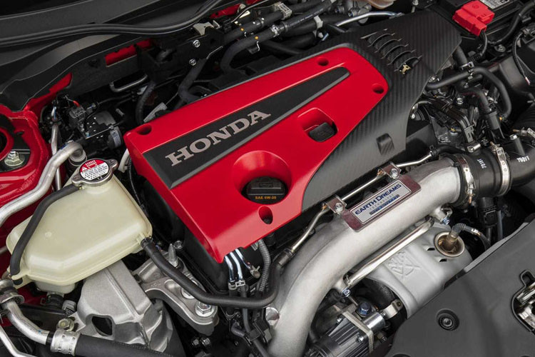 Honda Civic Type R phiên bản 2019 vẫn sử dụng động cơ tăng áp 4 xy-lanh 2.0L sản sinh công suất 306 mã lực và mô-men xoắn 400 Nm. Sức mạnh truyền tới các bánh xe qua hộp số sàn 6 cấp.