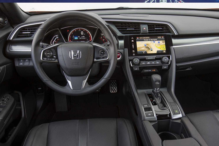 Xe được nâng cấp một số tính năng như hệ thống hiển thị giải trí với các nút bấm vật lý và nút âm lượng, hệ thống nhận dạng giọng nói được cải tiến và kết nối Bluetooth.