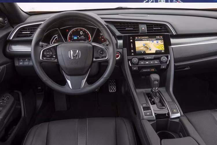 Xe được nâng cấp một số tính năng như hệ thống hiển thị giải trí với các nút bấm vật lý và nút âm lượng, hệ thống nhận dạng giọng nói được cải tiến và kết nối Bluetooth.