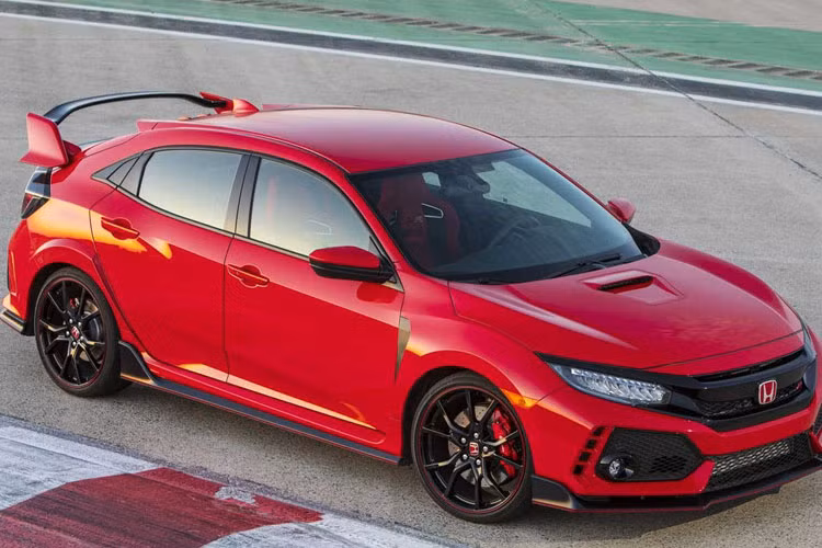 Theo đó, Honda Civic Type R 2019 mới ra mắt đắt hơn phiên bản đời trước 1.000 USD. Cùng với mức giá đắt hơn là nhiều nâng cấp mới cùng màu sơn mới lạ mắt.