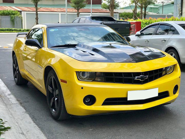Chiếc xe Chevrolet Camaro cũ hiện đang được chủ nhân rao bán tại Sài Gòn với giá 1,19 tỷ đồng. Mức giá này thấp hơn đến một nửa so với con số 2-2,4 tỷ khi mua mới.