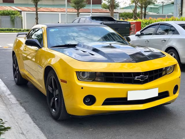 Chiếc xe Chevrolet Camaro cũ hiện đang được chủ nhân rao bán tại Sài Gòn với giá 1,19 tỷ đồng. Mức giá này thấp hơn đến một nửa so với con số 2-2,4 tỷ khi mua mới.