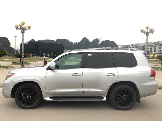 Lexus LX570 từng được đánh giá là chiếc SUV chất lượng và thuộc hạng sang. Chính vì thế đa số mẫu xe này được giữ giá tốt dù đã qua nhiều năm sử dụng.