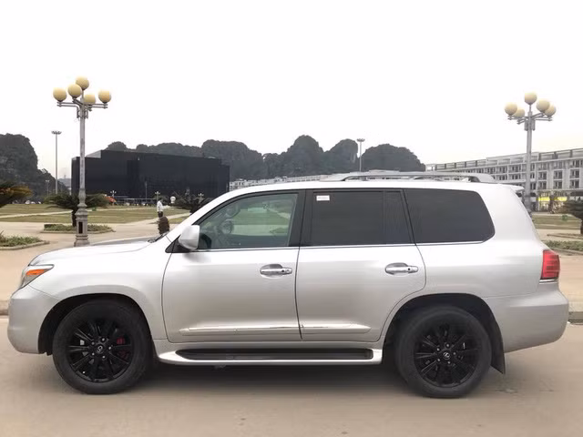 Lexus LX570 từng được đánh giá là chiếc SUV chất lượng và thuộc hạng sang. Chính vì thế đa số mẫu xe này được giữ giá tốt dù đã qua nhiều năm sử dụng.
