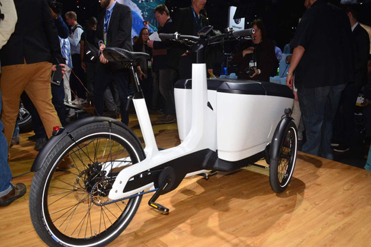 Đáng chú ý khi chiếc xe có trọng lượng chỉ đến 40kg nhưng sức chở có thể lên tới 210kg. Dù thiết kế khá nhỏ nhắn và chở được đồ nặng như vậy nhưng xe vẫn đảm bảo hàng hóa chở bên trên không bị nghiêng nhờ dùng công nghệ bù độ nghiêng, bệ chở hàng của xe luôn thẳng khi xe rẽ