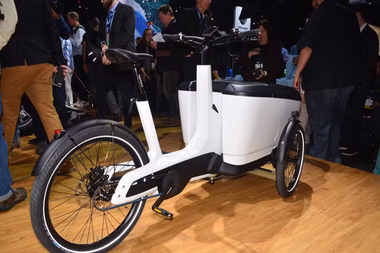 Đáng chú ý khi chiếc xe có trọng lượng chỉ đến 40kg nhưng sức chở có thể lên tới 210kg. Dù thiết kế khá nhỏ nhắn và chở được đồ nặng như vậy nhưng xe vẫn đảm bảo hàng hóa chở bên trên không bị nghiêng nhờ dùng công nghệ bù độ nghiêng, bệ chở hàng của xe luôn thẳng khi xe rẽ