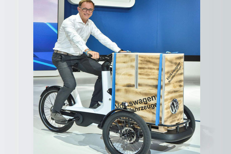 Thùng chứa hàng có thể tháo rời khỏi bệ chở hàng và thay thế vào đó bất kì loại hàng hóa nào khác. Xe vận hành nhờ mô-tơ điện 250W (48V) đặt ở giữa, hỗ trợ lực đạp chân, cho xe tốc độ tối đa 25 km/h. Cung cấp năng lượng cho mô-tơ điện là bộ pin lithium-ion 500 Wh đảm bảo xe có thể chạy điện được tới 100 km.