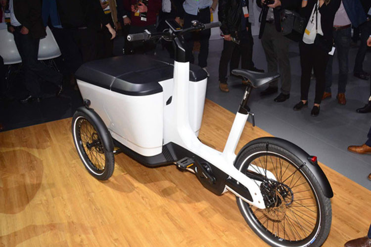 Mẫu xe đạp điện Volkswagen 3 bánh có tên Cargo e-Bike đang được giới thiệu tại Triển lãm ô tô Los Angeles 2018 sau khi đã chính thức ra mắt ở Hannover (Đức). Đây cũng được xem là mẫu xe đạp điện nhỏ nhất từ trước đến nay.
