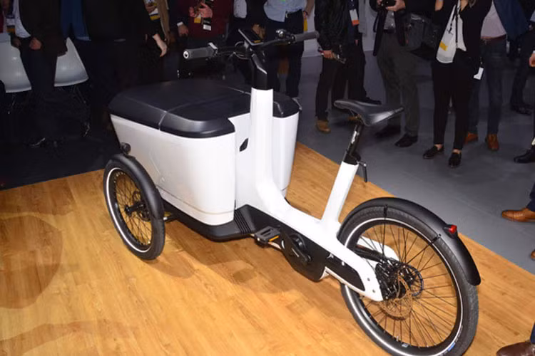 Mẫu xe đạp điện Volkswagen 3 bánh có tên Cargo e-Bike đang được giới thiệu tại Triển lãm ô tô Los Angeles 2018 sau khi đã chính thức ra mắt ở Hannover (Đức). Đây cũng được xem là mẫu xe đạp điện nhỏ nhất từ trước đến nay.