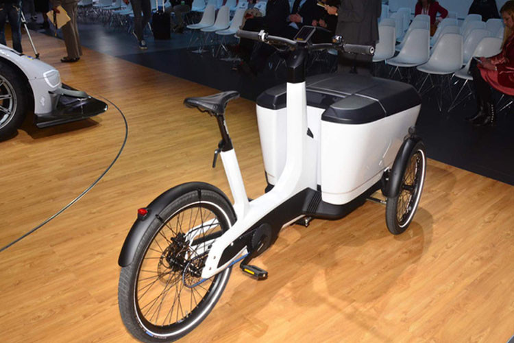 Xe ba bánh Volkswagen dài 2.060 mm, rộng 890 mm và cao 1.100 mm (tính đến hết tay lái). Chiều dài cơ sở lớn (1.350 mm) và trọng tâm thấp nên Cargo e-Bike được giới thiệu là khó lật. Xe có bán kính vòng quay là 900 mm, có thể dễ dàng đi qua mọi loại cửa, dù nhỏ.