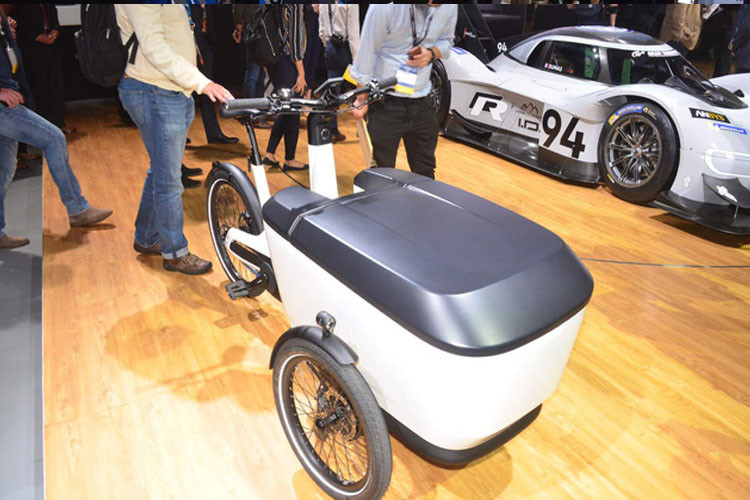 Cận cảnh thùng chở hàng được đính kèm theo xe.