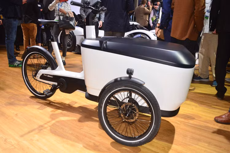 Xe có hai bánh phía trước, với một bệ chở hàng nằm giữa hai bánh này, thiết kế giống như xe xích lô Việt Nam. Thùng chở hàng thiết kế theo xe có dung tích 501 lít, có thể tháo rời khỏi bệ chở hàng.