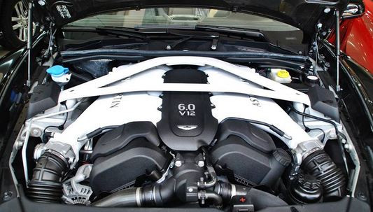 Vanquish Volante sử dụng động cơ V12, dung tích 6.0 lít, sản sinh công suất tối đa 565 mã lực và mô-men xoắn cực đại 620 Nm. Kết hợp với hộp số tự động 6 cấp, động cơ giúp Vanquish mui trần có thời gian tăng tốc từ 0-100 km/h trong 4,4 giây trước khi đạt tốc độ tối đa 295 km/h.