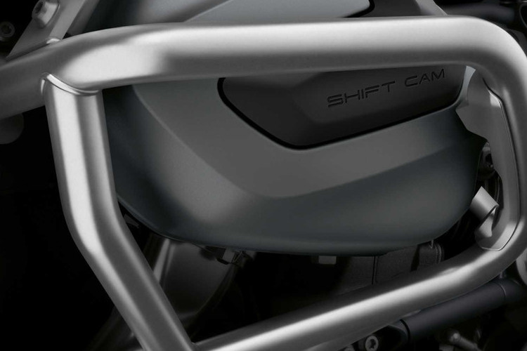 BMW R 1250 GS Adventure được trang bị động cơ Boxer 2 xy-lanh dung tích lớn hơn - 1.254 cc. Động cơ mới này sản sinh công suất 136 mã lực và mô-men xoắn 143 Nm tại 6.250 vòng/phút nhờ công nghệ Shift Cam hoàn toàn mới. Dù là chiếc xe adventure nhưng R 1250 GS Adventure có thể tăng tốc 0-100 km/h trong chỉ 4 giây.