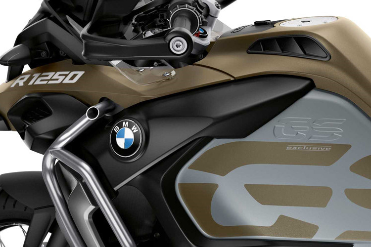 Phần trước của xe sử dụng phuộc hành trình ngược, hệ thống giảm xóc Telelever đi cùng phanh đĩa kép Brembo có đường kính 305 mm.