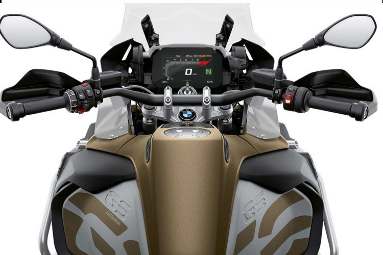 BMW R 1250 GS Adventure được trang bị bảng đồng hồ kỹ thuật số TFT 6,5 inch và hệ thống BMW Motorrad Multi-Controller giúp người lái có thể truy cập tất cả các chức năng của chiếc xe qua kết nối Bluetooth trên bảng đồng hồ. Tính