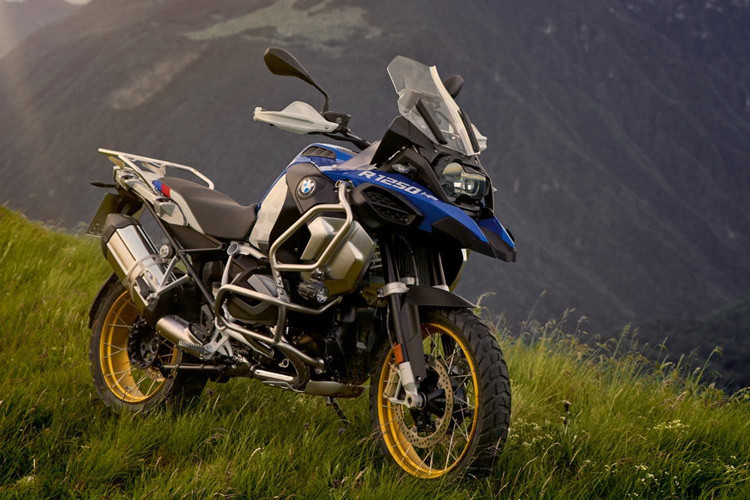 Đuôi xe của R 1250 GS Adventure được vuốt nhọn về phía sau tương tự đời trước. Đèn hậu và đèn báo rẽ góc cạnh sử dụng công nghệ LED. Bánh sau dùng phanh đĩa đơn đường kính 276 mm. Bộ điều khiển phanh động mới (DBC) giữ cho van tiết lưu không tăng tốc trong trường hợp phanh khẩn cấp.