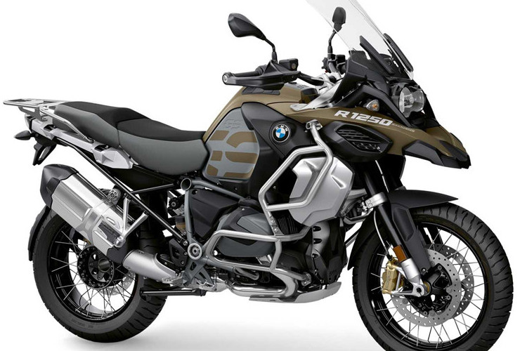 BMW Motorrad vừa chính thức giới thiệu đến triển lãm EICMA 2018 chiếc xe adventure đầu bảng - mẫu xe BMW R 1250 GS Adventure hoàn toàn mới với hàng loạt nâng cấp về trang bị và động cơ lớn hơn đi kèm công nghệ mới nhằm cạnh tranh trưc tiếp với Ducati Multistrada 1260.