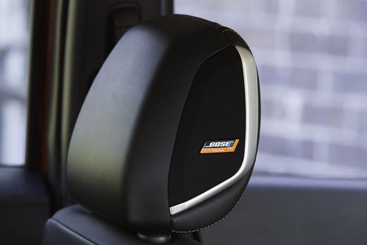 Bản tiêu chuẩn Kick S có trang bị camera lùi, phanh khẩn cấp tự động, cổng USB, kết nối Bluetooth… Bản SR và SV hỗ trợ thêm Apple CarPlay và Android Auto, cảnh báo băng qua phía sau, khởi động từ xa, cảm báo điểm mù, thêm túi khí.