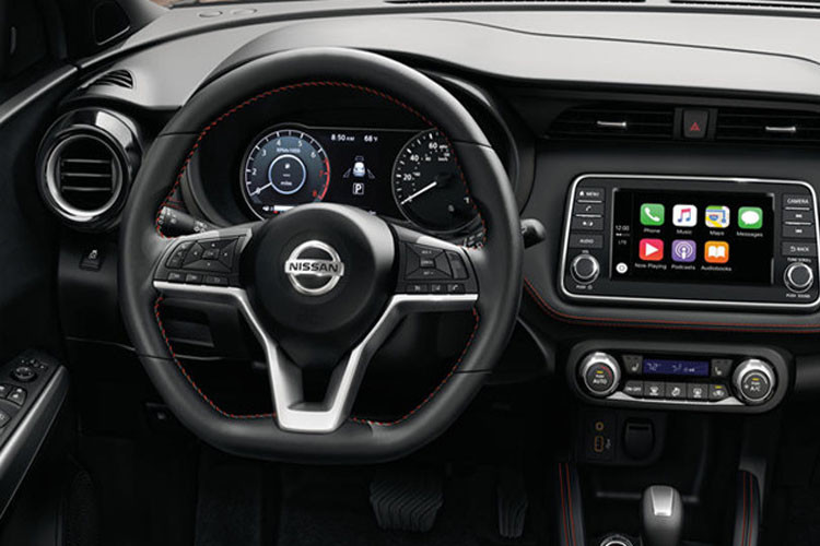 Phần trung tâm là màn hình màu 7 inch, hệ thống thông tin giải trí này hỗ trợ Apple CarPlay và kết nối Android Auto.