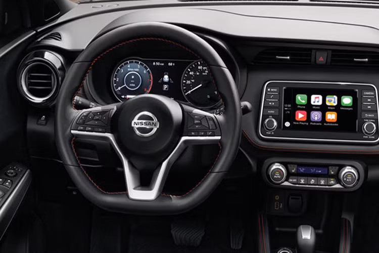 Phần trung tâm là màn hình màu 7 inch, hệ thống thông tin giải trí này hỗ trợ Apple CarPlay và kết nối Android Auto.