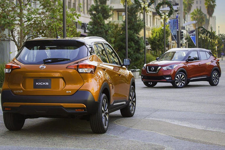 Về thiết kế Nissan Kicks 2019 có đến bảy màu cộng thêm năm màu phối hợp. Ba trong số hai tông màu phối hợp có mui đen và thân xe màu tương phản (trắng, màu cam hoặc đỏ); mui màu cam sơn thân xe màu xám; còn mui trắng sơn thân xe màu xanh. Xe sử dụng đèn pha tiêu chuẩn Intelligent Auto Headlights với đèn pha chiếu gần LED.