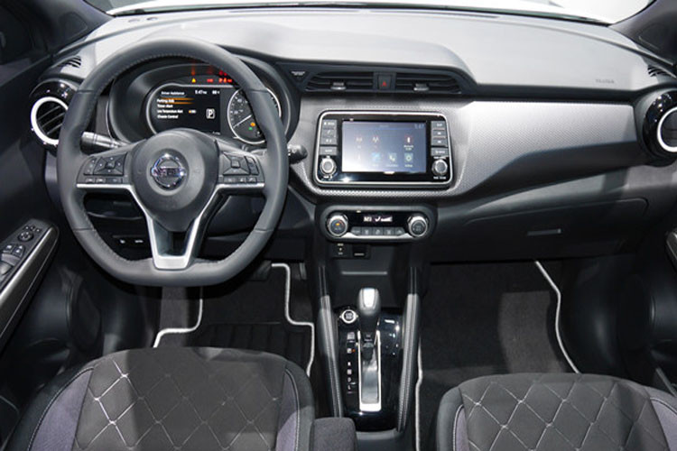 Bên trong xe được trang bị đầy đủ tiện nghi. Nổi bật nhất là cụm đồng hồ “Gliding Wing” thiết kế theo triết lý đơn giản nhưng hiện đại.