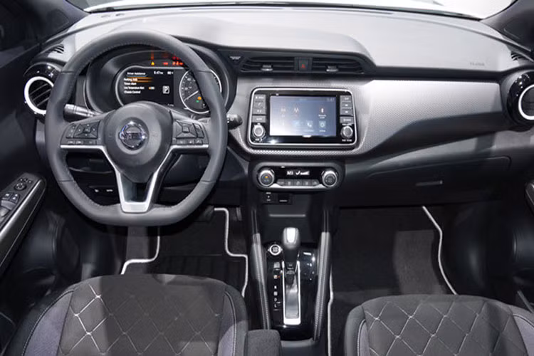 Bên trong xe được trang bị đầy đủ tiện nghi. Nổi bật nhất là cụm đồng hồ “Gliding Wing” thiết kế theo triết lý đơn giản nhưng hiện đại.