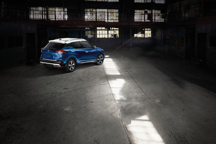 Crossover Nissan Kicks mới khá rộng đủ chỗ cho 5 người lớn, cốp xe rộng 716 lít. Hệ thống an toàn 7 túi khí giúp bảo vệ tài xế và hành khách an toàn hơn.