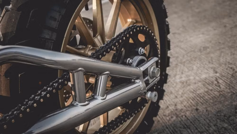 Zeus đã thành công khi tạo nên một chiếc Leoncino Cafe Racer đậm chất và cực kì cá tính khiến dân mê xe độ phải thực sự mê mẩn. Tại thị trường Việt Nam, Benelli Leoncino 500 được phân phối chính hãng với giá bán chỉ 148 triệu đồng.