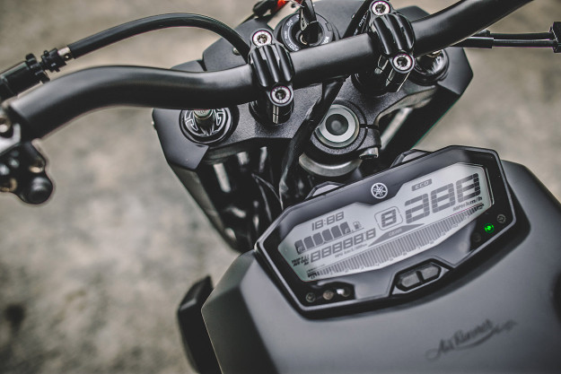 Bảng đồng hồ trên chiếc Yamaha MT-07 độ siêu độc này được tích hợp và gắn trên thẳng trên bình xăng rất lạ và hiếm thấy.