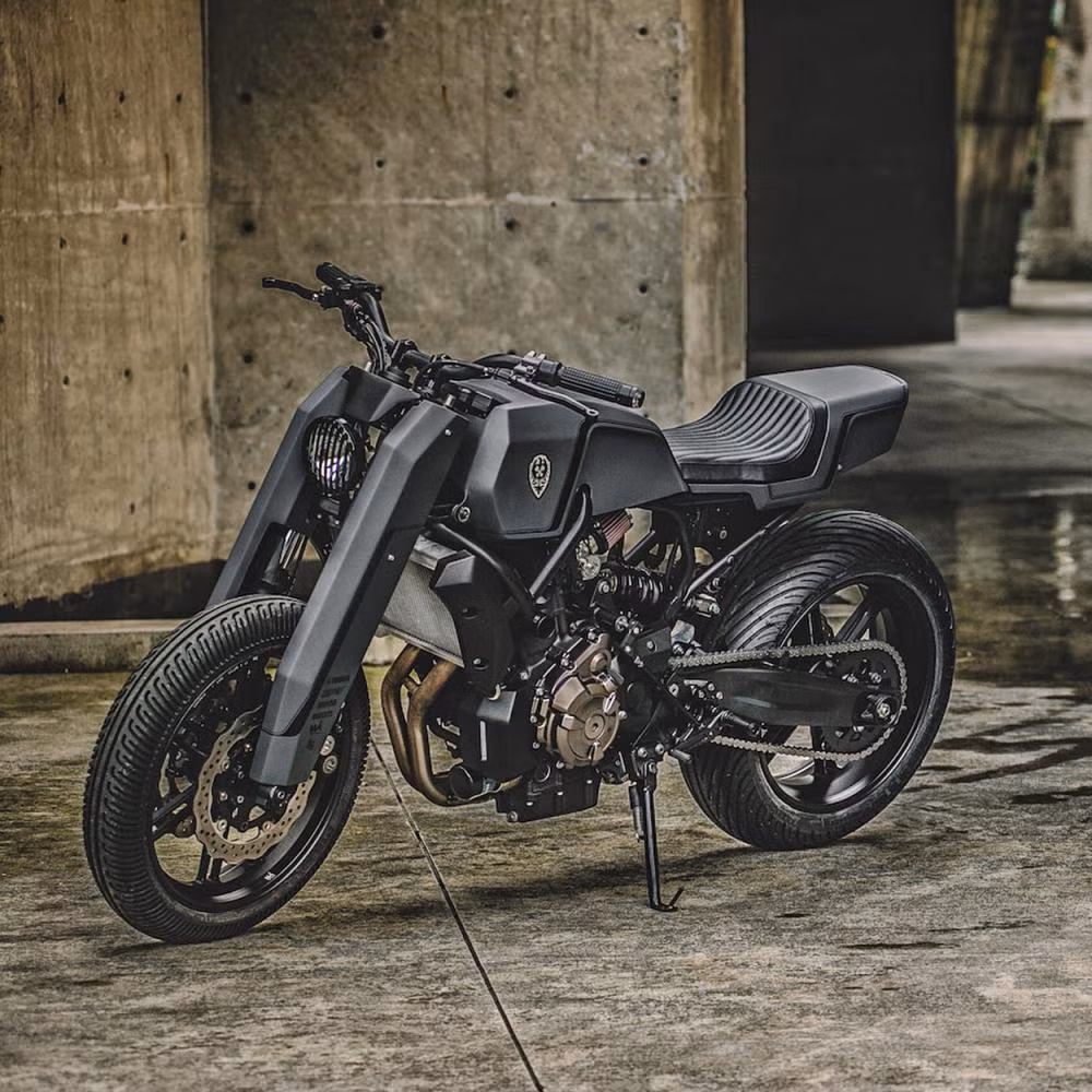 Chiếc Yamaha MT-07 độ khủng này được thự hiện dưới bàn tay tài ba của cha con nhà Shinya Kimura ở Nhật Bản kết hợp với xưởng độ danh tiếng Rough Crafts. Bản độ này mang tên Onyx Blade.