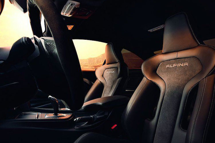 Cabin của chiếc xe đã được hoàn thiện thủ coogn trong những vật liệu cao cấp như da thượng hạng và alcantara, chú ý tới từng tiểu tiết nhỏ như trên các dòng xe siêu sang.